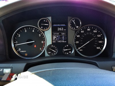 2013-Lexus-LX570-interior-01