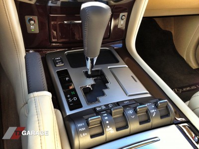 2013-Lexus-LX570-interior-03