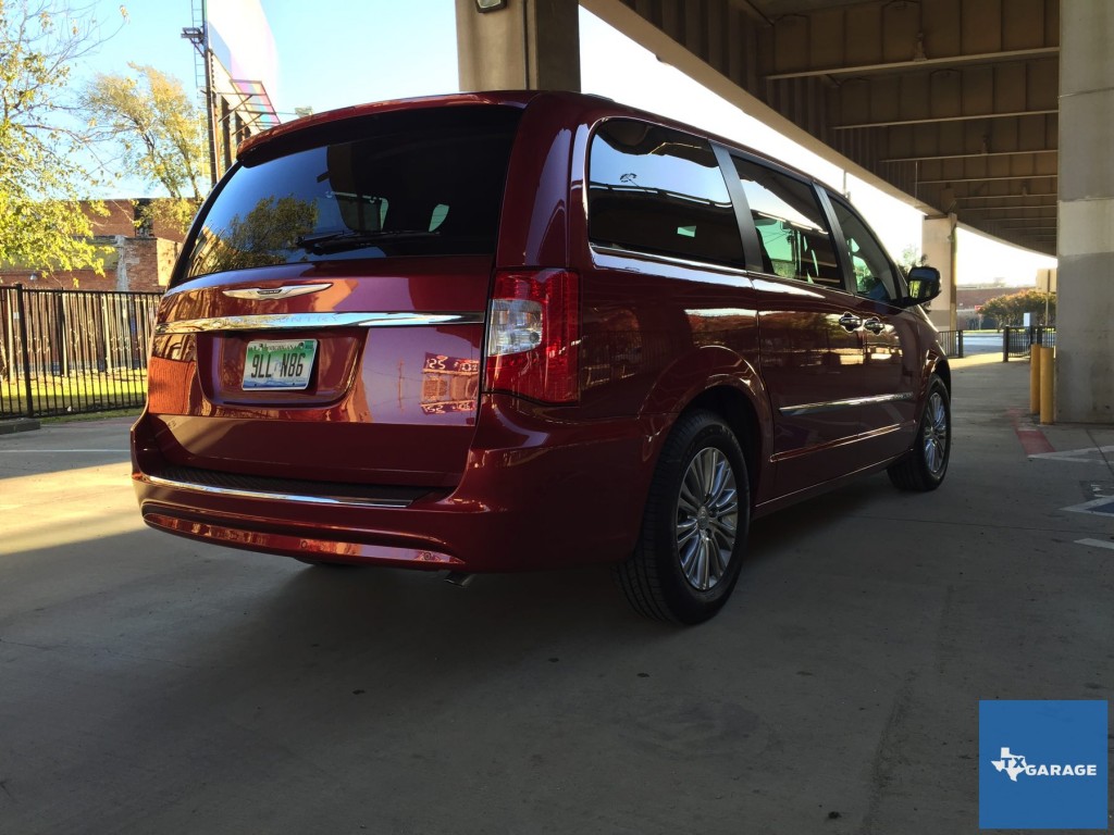 2015-Chrysler-Town-and-Country-txgarage-012