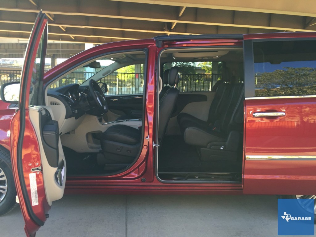 2015-Chrysler-Town-and-Country-txgarage-026