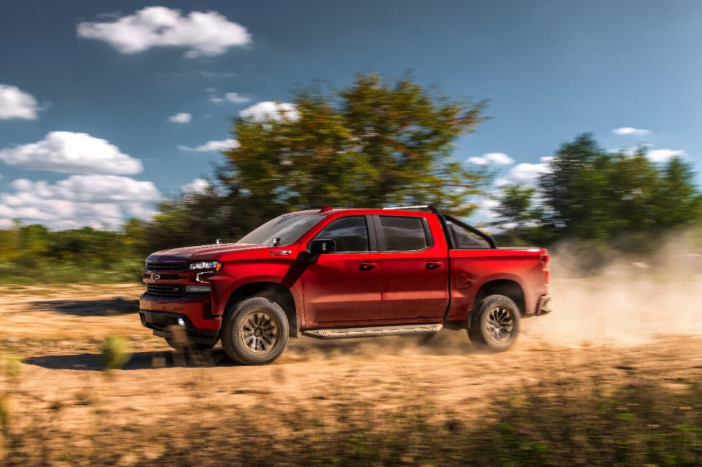 The 2019 Silverado RST Off Road Concept features a 5.3L V-8 engine equipped with a Chevrolet Performance cold-air intake system. It rides on 18-inch off-road wheels in Carbon Flash.