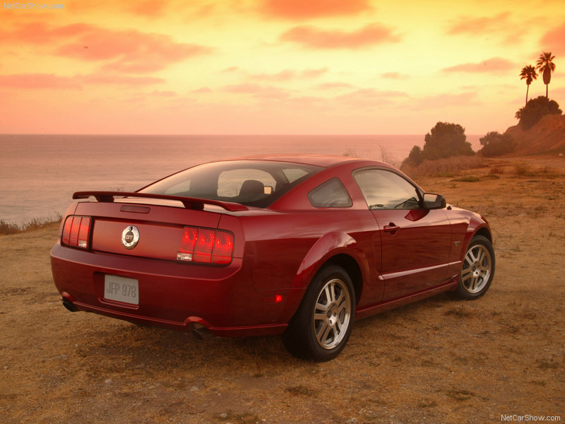 FORD-MUSTANG-GT-REAR