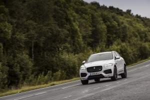 2017-Jaguar-F-Pace--003